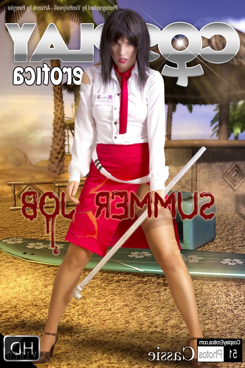 12P Une cosplayeuse brune perd ses jolis seins en brandissant un bâton