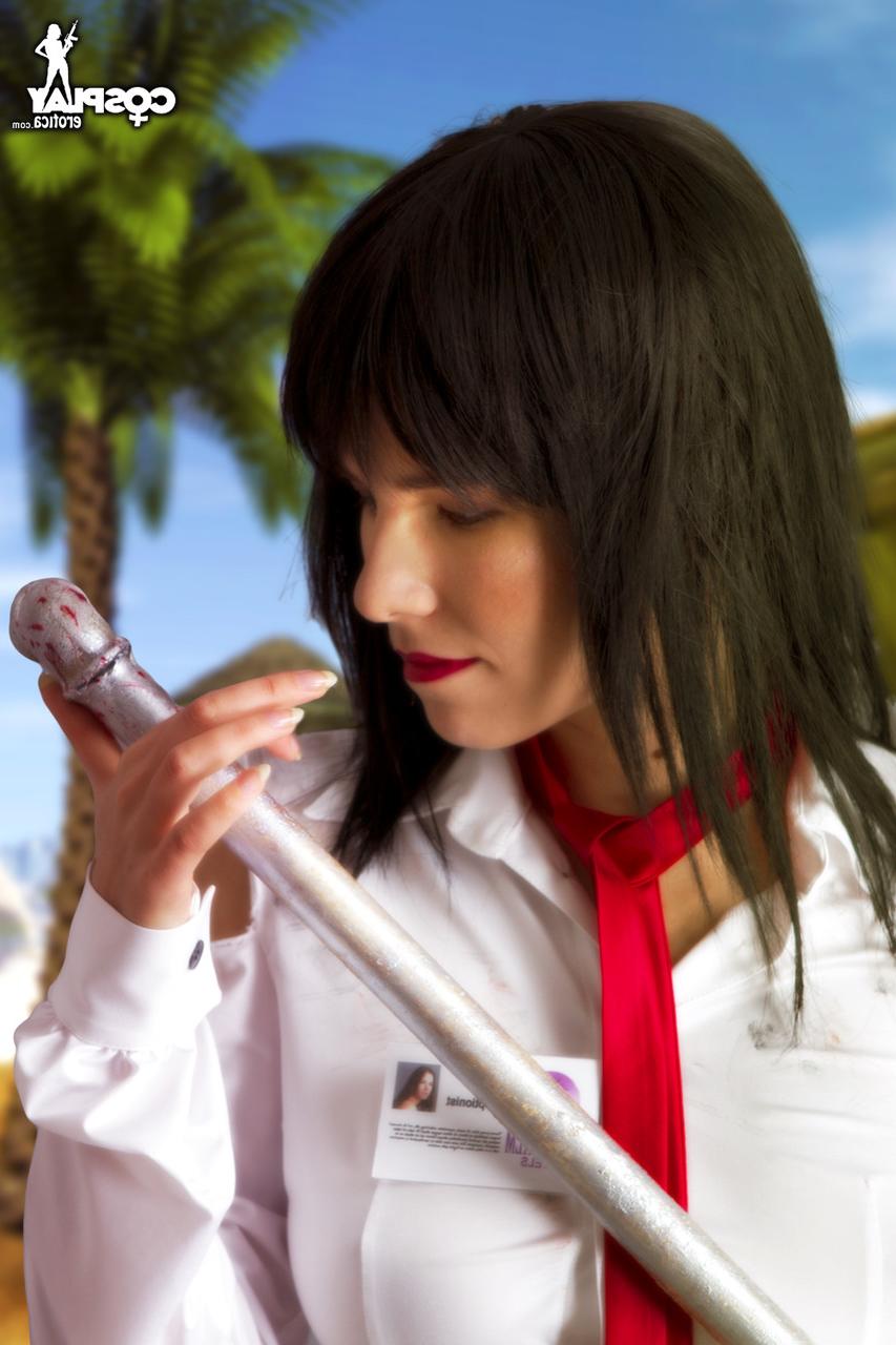 12P Une cosplayeuse brune perd ses jolis seins en brandissant un bâton