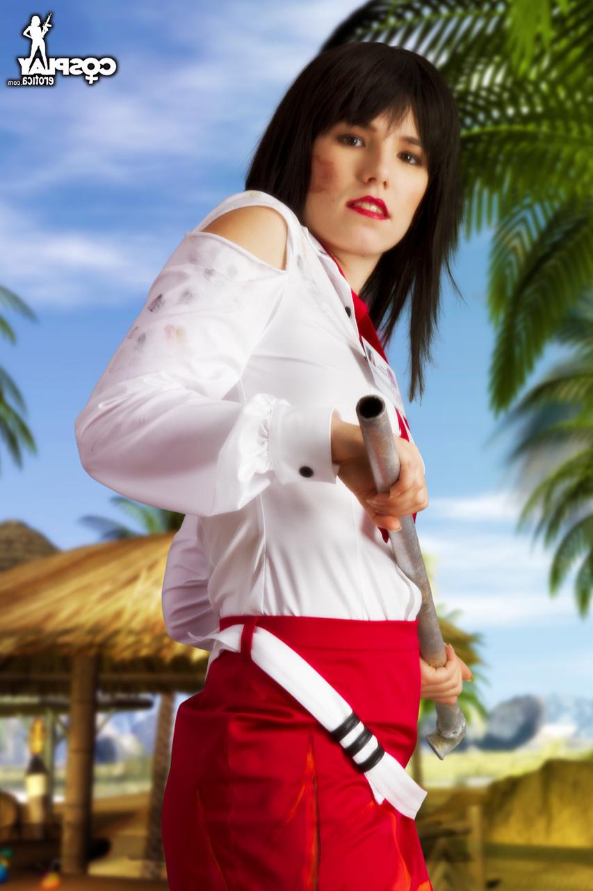 12P Une cosplayeuse brune perd ses jolis seins en brandissant un bâton