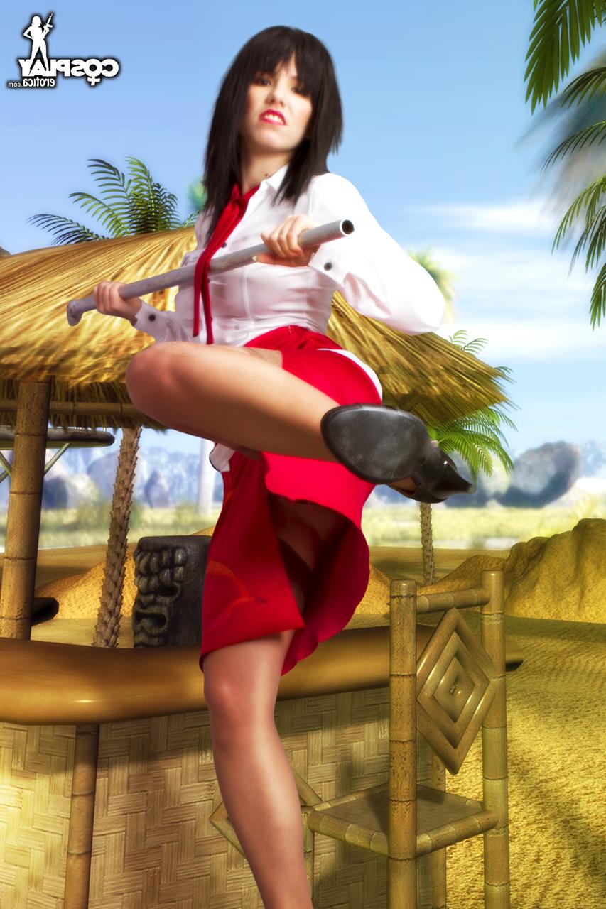 12P Une cosplayeuse brune perd ses jolis seins en brandissant un bâton