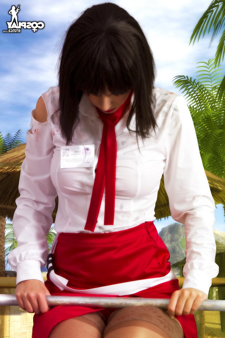 12P Une cosplayeuse brune perd ses jolis seins en brandissant un bâton