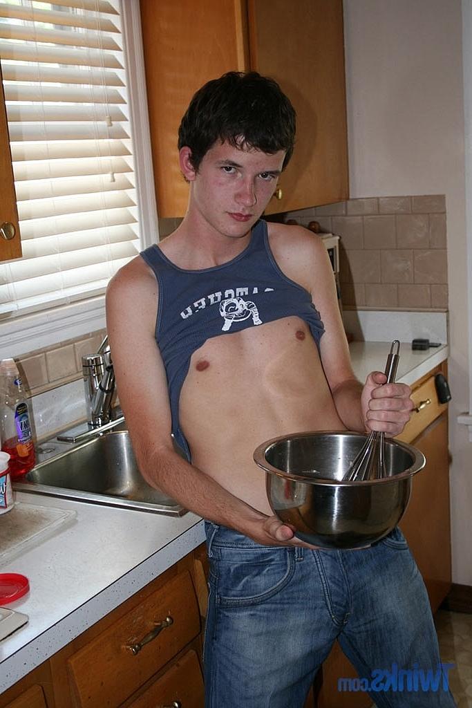20P Twink pendurado serve seu pau grande em um bolo enquanto está nu na cozinha