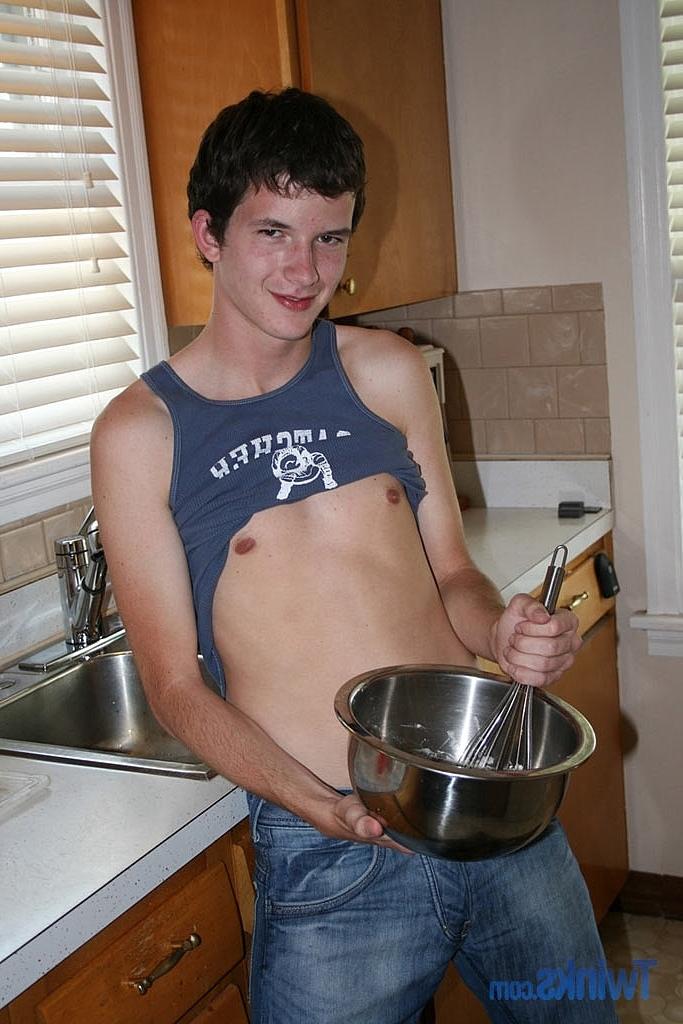 20P Twink pendurado serve seu pau grande em um bolo enquanto está nu na cozinha