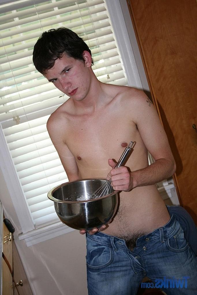 20P Twink pendurado serve seu pau grande em um bolo enquanto está nu na cozinha