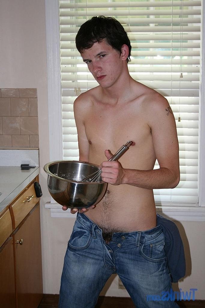 20P Twink pendurado serve seu pau grande em um bolo enquanto está nu na cozinha