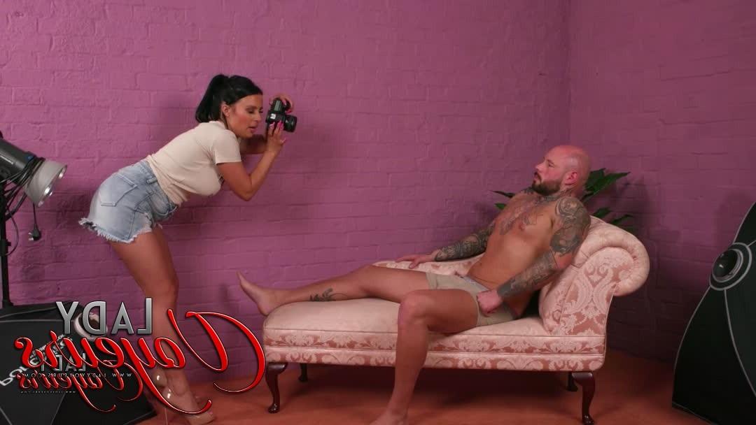 15P La morena tetona Jordan Price fotografía a un hombre antes de verlo masturbarse