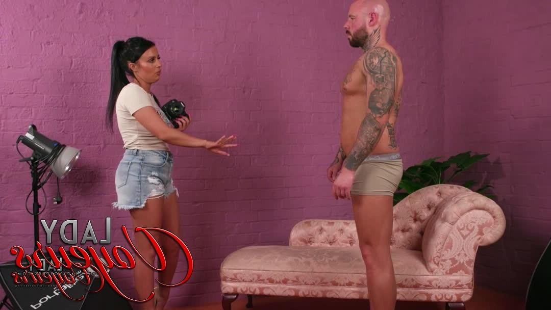 15P La morena tetona Jordan Price fotografía a un hombre antes de verlo masturbarse