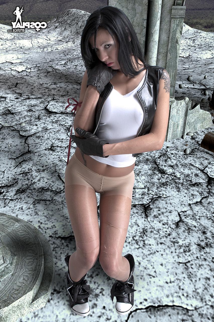 12P Morena gostosa trabalha seus seios firmes e se livra das roupas de cosplay