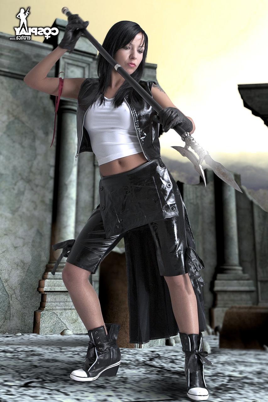 12P Morena gostosa trabalha seus seios firmes e se livra das roupas de cosplay