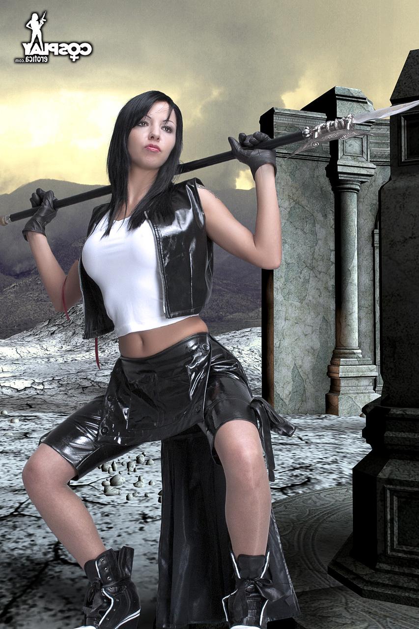 12P Morena gostosa trabalha seus seios firmes e se livra das roupas de cosplay