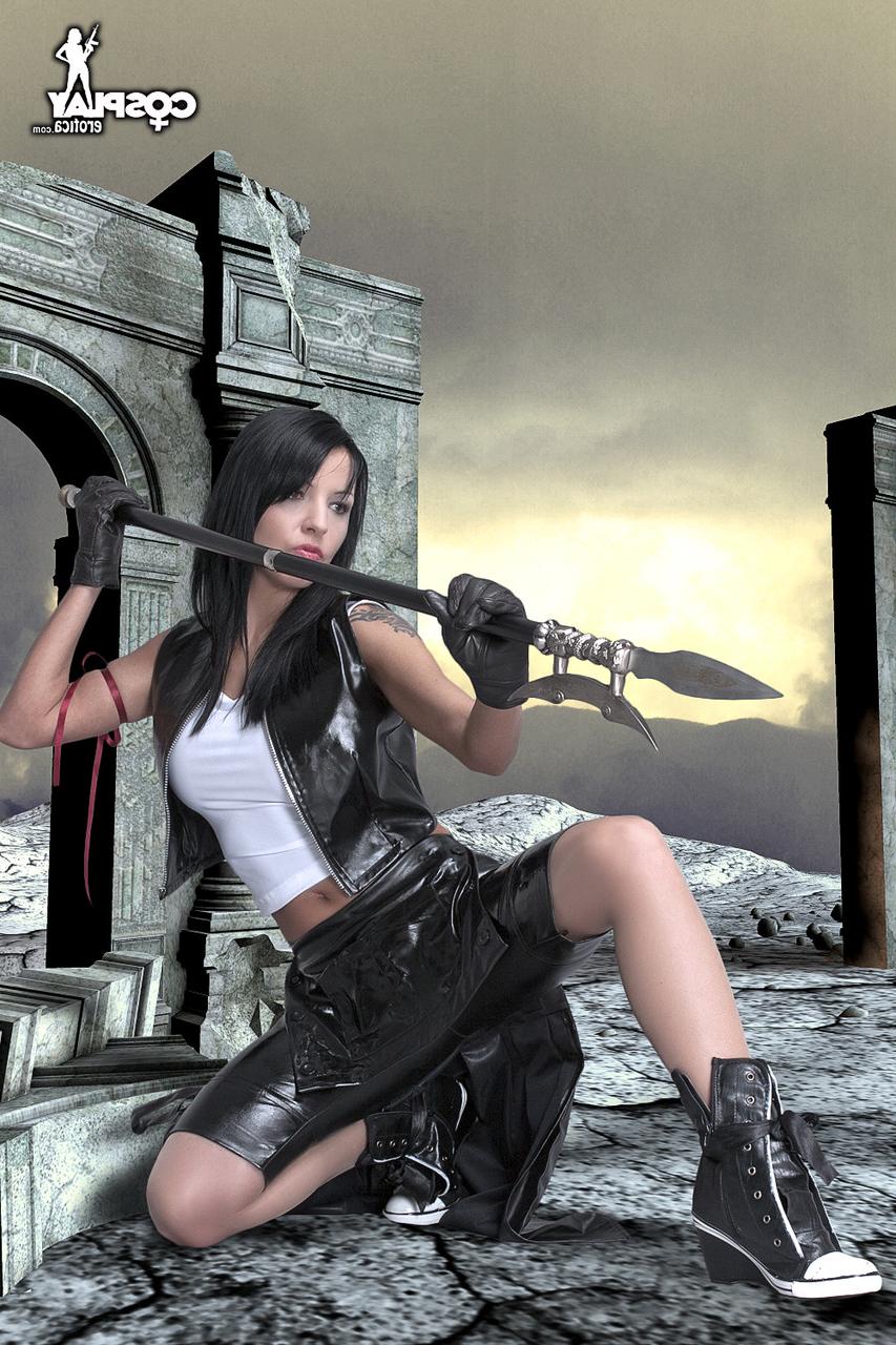 12P Morena gostosa trabalha seus seios firmes e se livra das roupas de cosplay