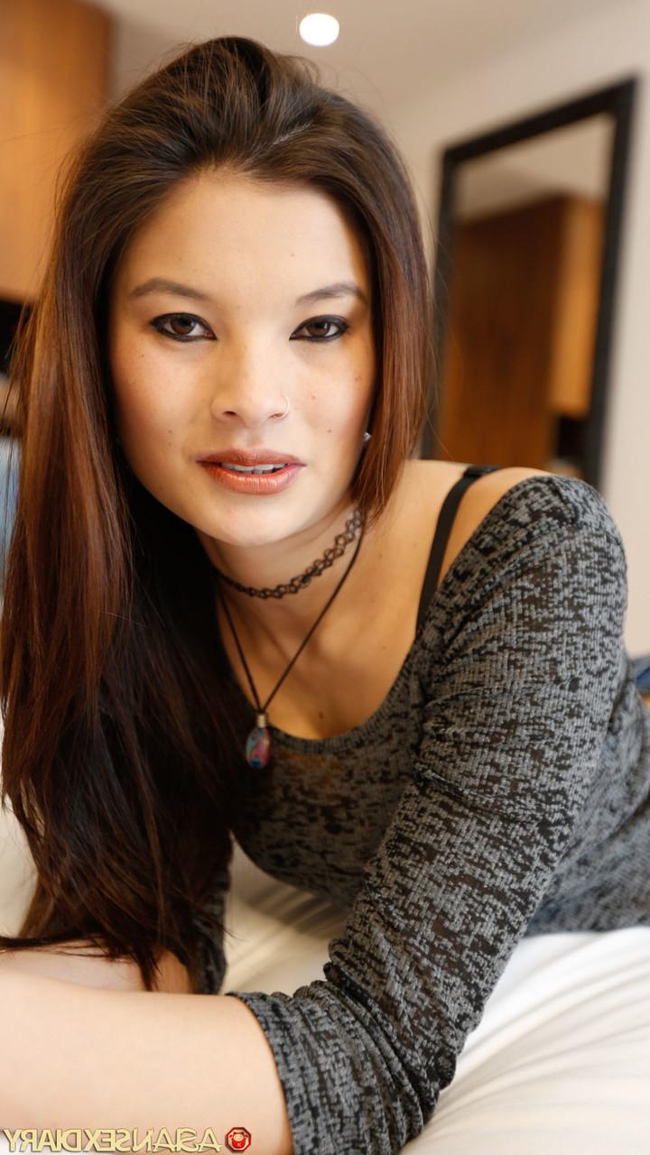 20P A linda garota asiática Miyuki Son termina um strip-tease sexy com um pouco de sexo POV