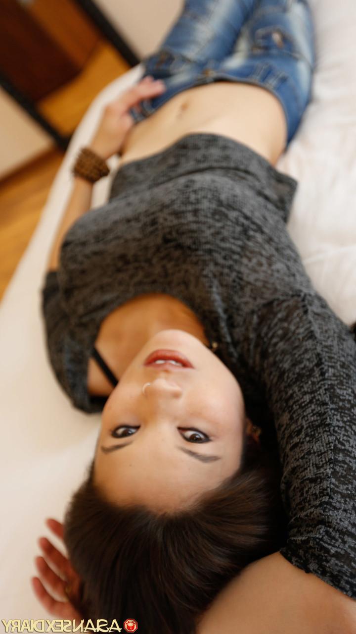 20P A linda garota asiática Miyuki Son termina um strip-tease sexy com um pouco de sexo POV