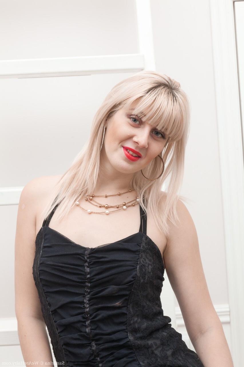 17P La rubia platino Sandrina juega con su matorral peludo después de desnudarse