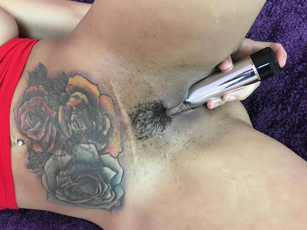 20P A pequena gostosa Charli Chavez expõe seus peitos grandes e brinca com seu regalo por trás