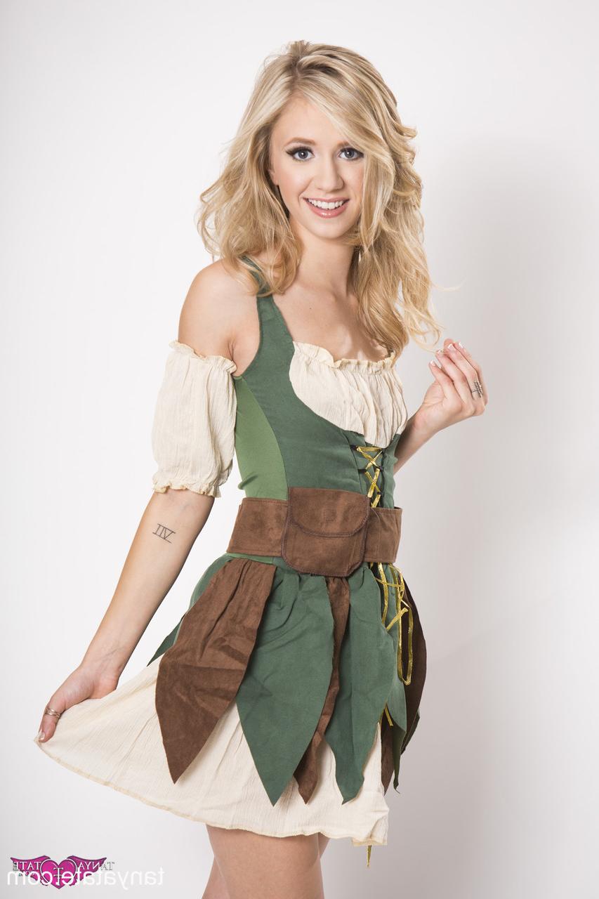 15P A linda loira Tanya Tate tira sua fantasia fofa e mostra sua buceta carnuda