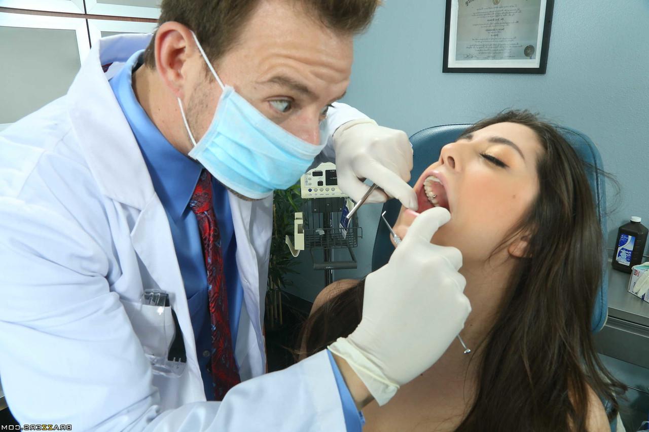 20P La jeune brune Natalie Monroe séduit son dentiste alors qu'elle est assise sur une chaise.