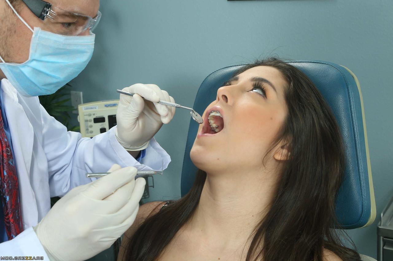 20P La jeune brune Natalie Monroe séduit son dentiste alors qu'elle est assise sur une chaise.