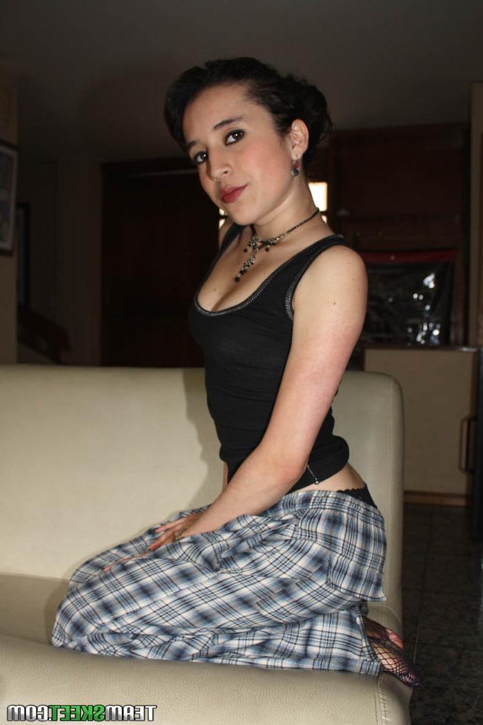 20P Gata colombiana com seios naturais Lola Perez recebe tratamento facial de esperma depois de um footjob