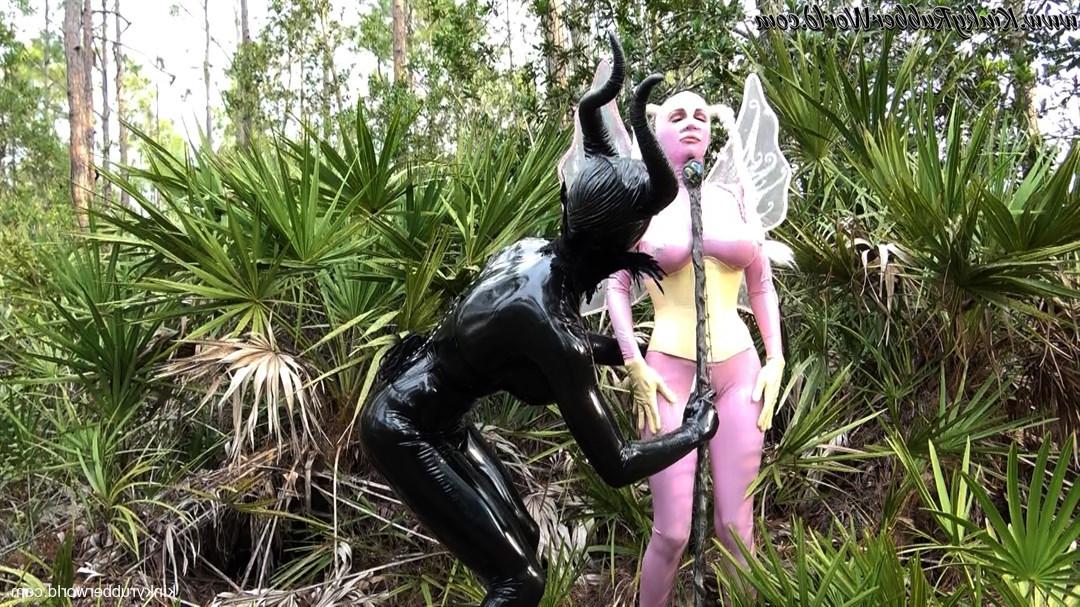 15P Lesbian Latex Lara hace que su compañero de cosplay le chupe el consolador con arnés al aire libre