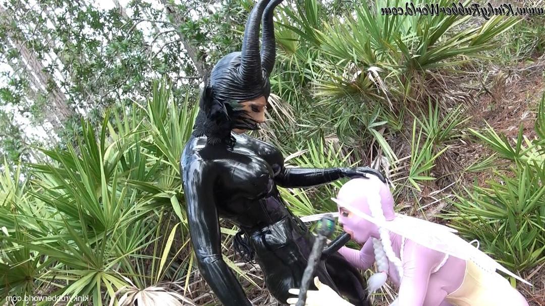 15P Lesbian Latex Lara hace que su compañero de cosplay le chupe el consolador con arnés al aire libre
