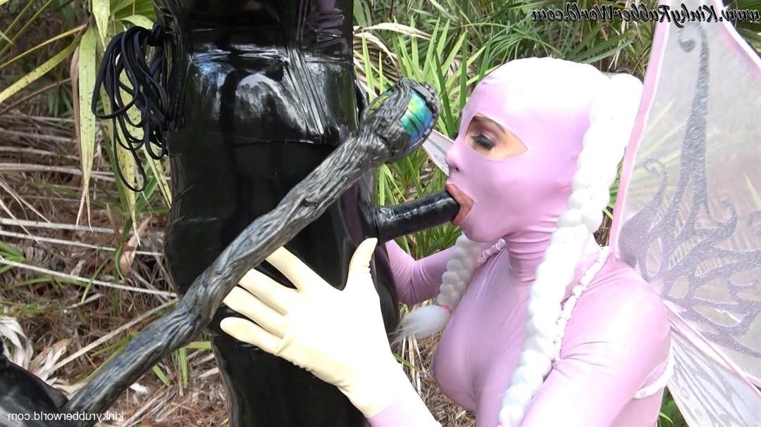 15P Lesbian Latex Lara hace que su compañero de cosplay le chupe el consolador con arnés al aire libre