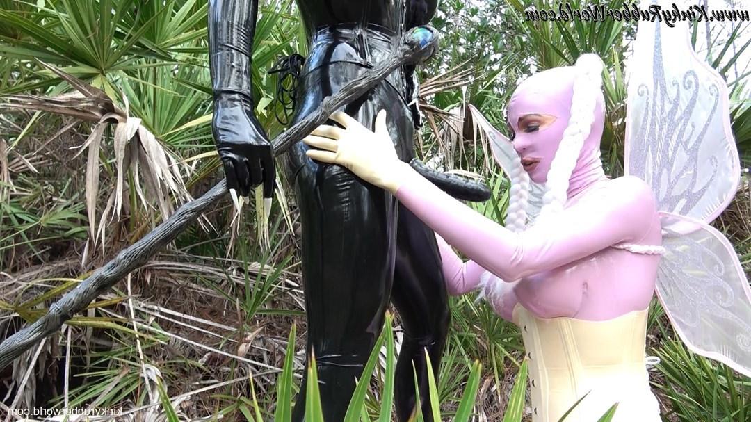 15P Lesbian Latex Lara hace que su compañero de cosplay le chupe el consolador con arnés al aire libre