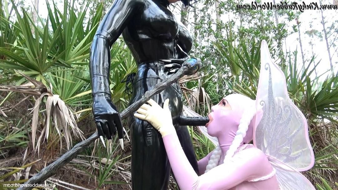 15P Lesbian Latex Lara hace que su compañero de cosplay le chupe el consolador con arnés al aire libre