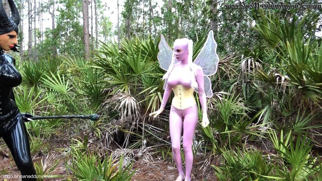 15P Lesbian Latex Lara hace que su compañero de cosplay le chupe el consolador con arnés al aire libre