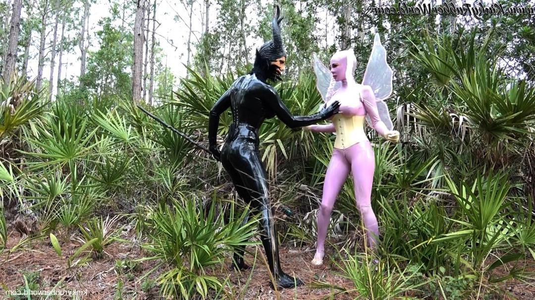 15P Lesbian Latex Lara hace que su compañero de cosplay le chupe el consolador con arnés al aire libre