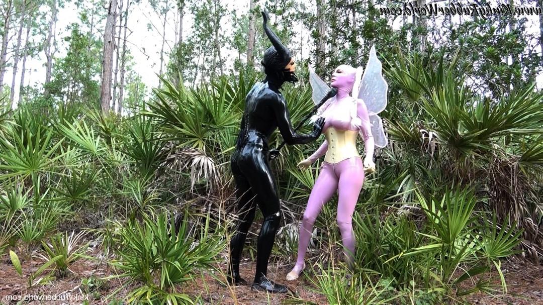 15P Lesbian Latex Lara hace que su compañero de cosplay le chupe el consolador con arnés al aire libre