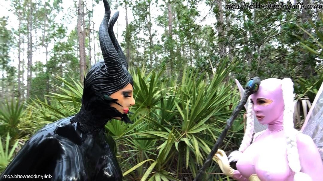 15P Lesbian Latex Lara hace que su compañero de cosplay le chupe el consolador con arnés al aire libre