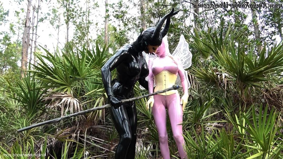 15P Lesbian Latex Lara hace que su compañero de cosplay le chupe el consolador con arnés al aire libre