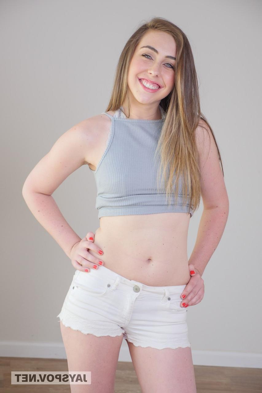 20P La linda joven morena Lexi Lovell hace alarde de su culo caliente mientras se desnuda
