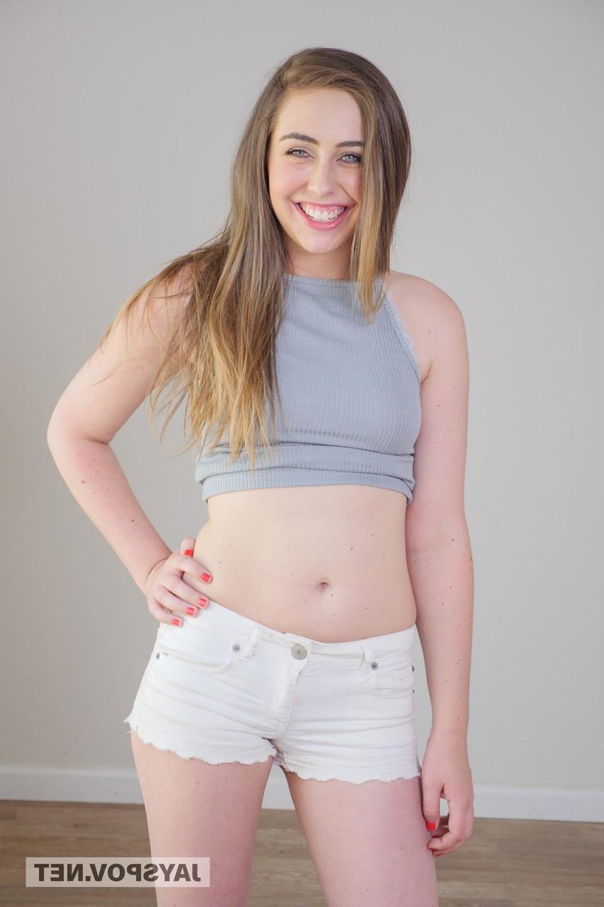 20P La linda joven morena Lexi Lovell hace alarde de su culo caliente mientras se desnuda