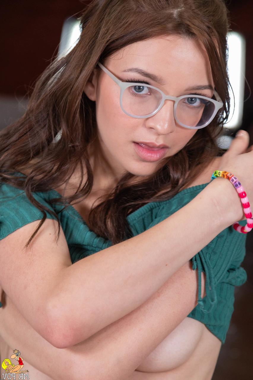 15P Das zierliche Mädchen Honey Hayes trägt beim POV-Sex ihre Brille