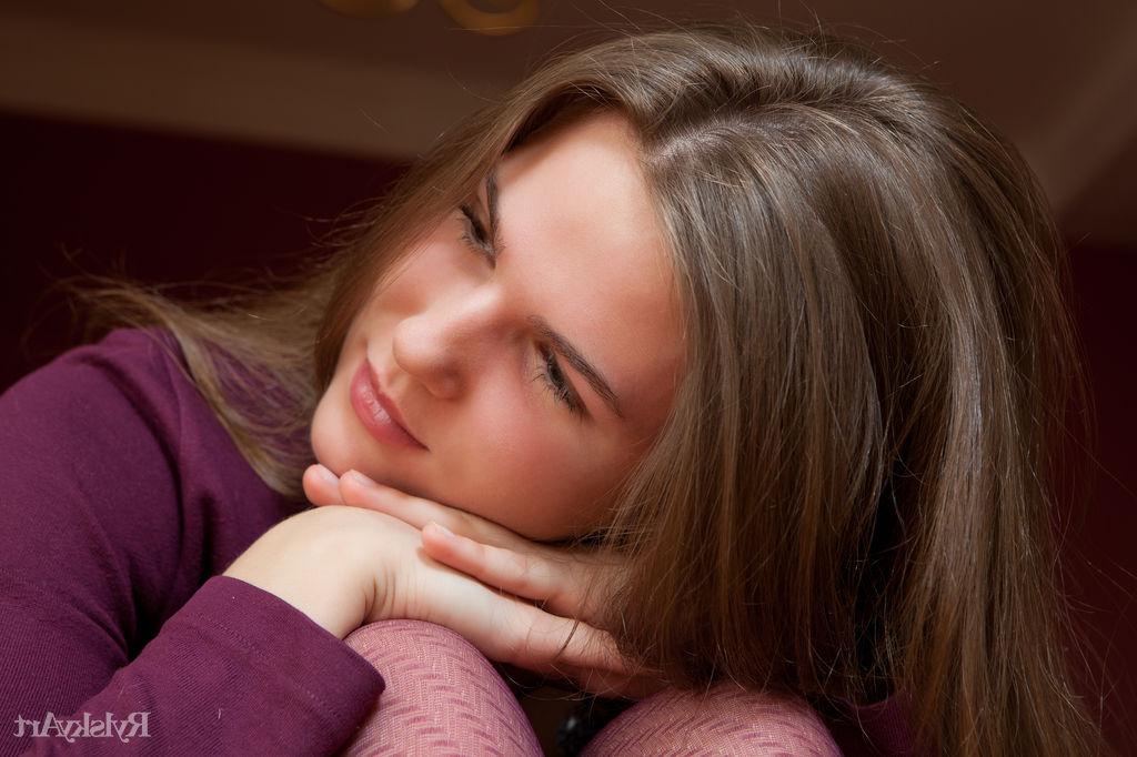 16P Das schöne junge Mädchen Aurika zieht sich nackt aus, während sie lila Strümpfe trägt
