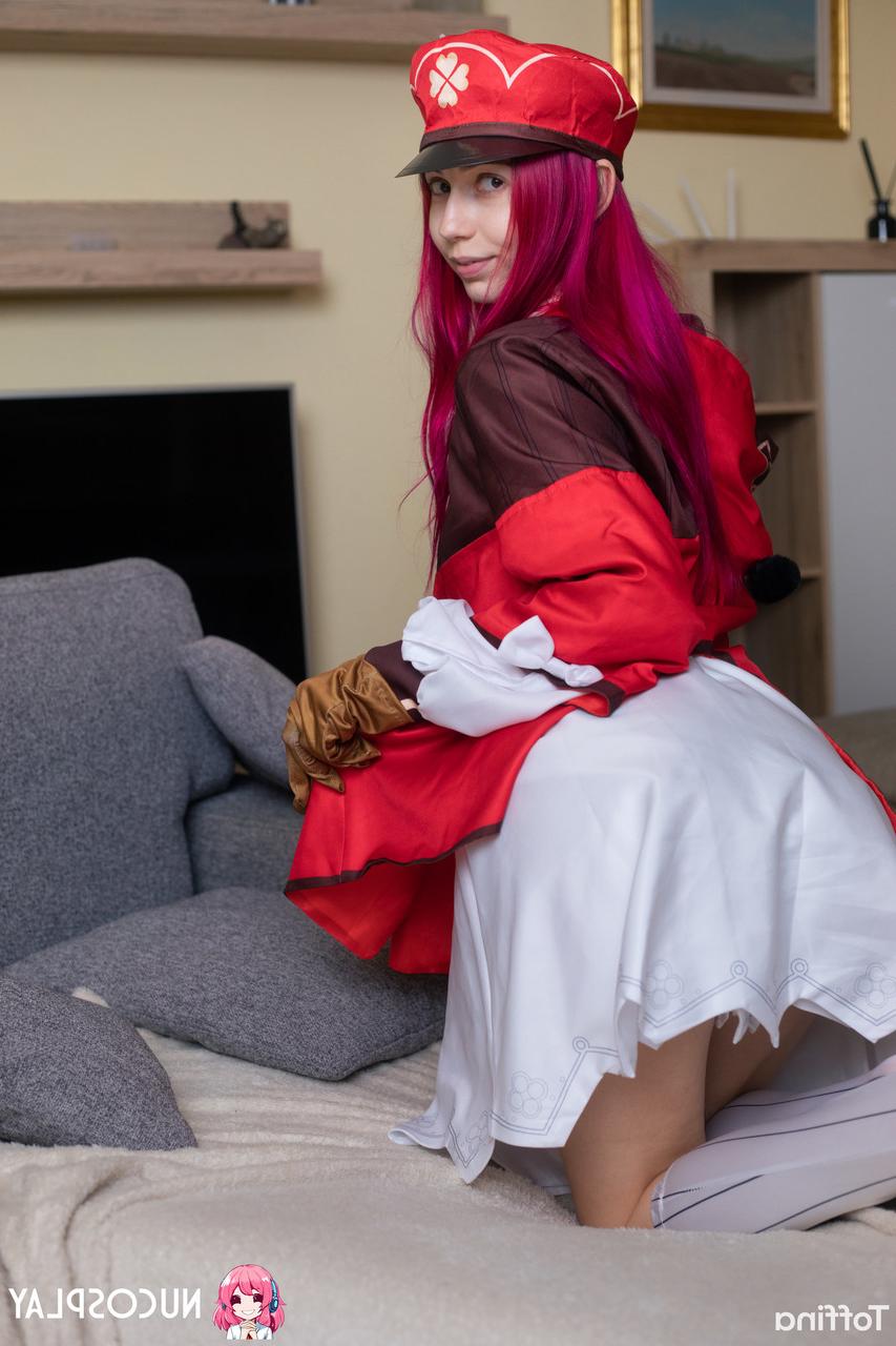 15P La linda Toffina se mete los dedos en la vagina mientras está vestida con un traje de cosplay