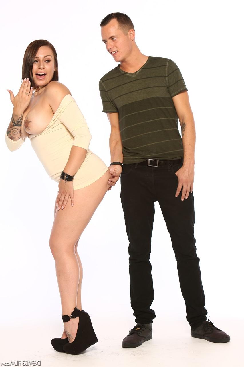 17P Big booty chick in high heels Tori Avano shows her tits to Justin Hunt
