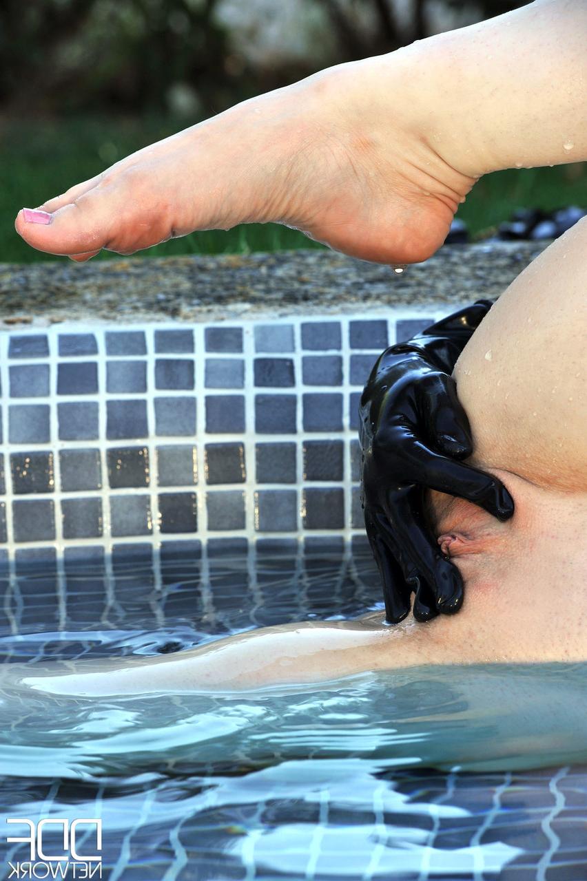 20P Hot Legs And Feet Latex Lucy