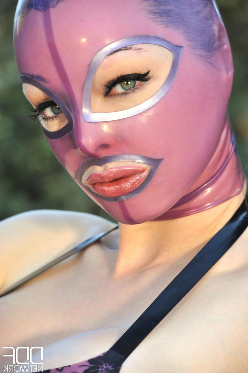 20P Hot Legs And Feet Latex Lucy