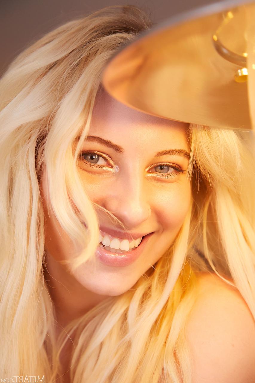 20P Die blauäugige Blondine Lilly Bella präsentiert ihre großen Titten und ihren großen Hintern in High Heels