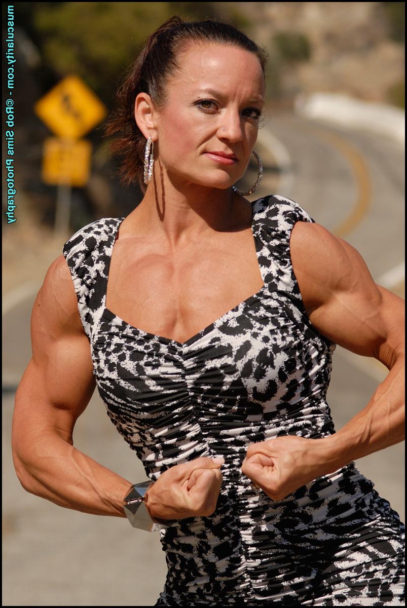 15P Bodybuilderin Kirsten Klipp Van Arsdale posiert in einem Kleid und High Heels auf einer Straße