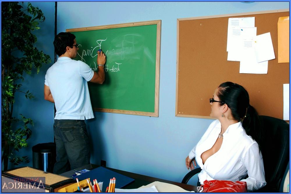 20P A professora peituda Carmella Bing sopra e fode seu aluno nerd na sala de aula