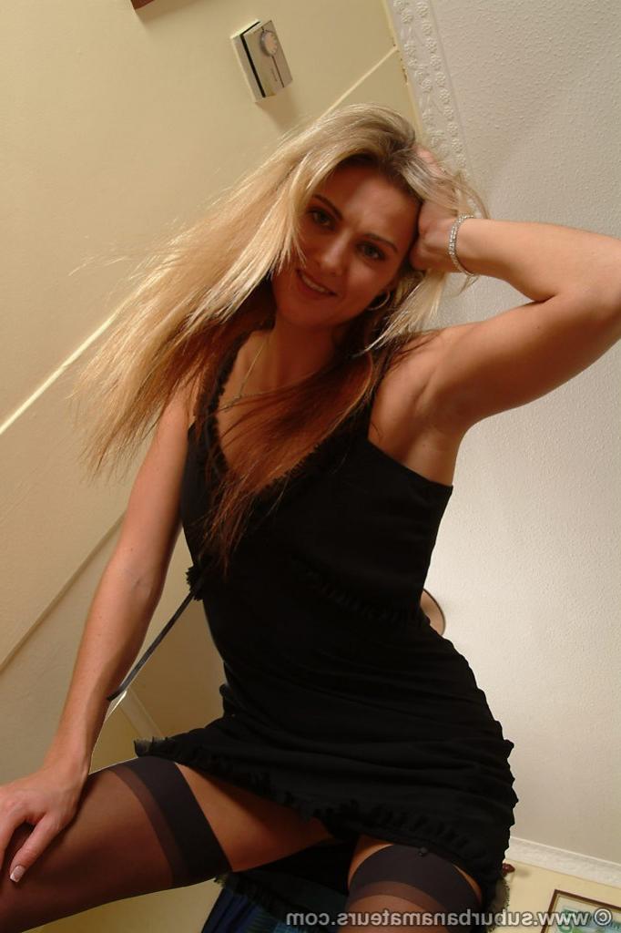 20P Gata amadora em lingerie Ashley Long revela sua bunda e brinca sozinha