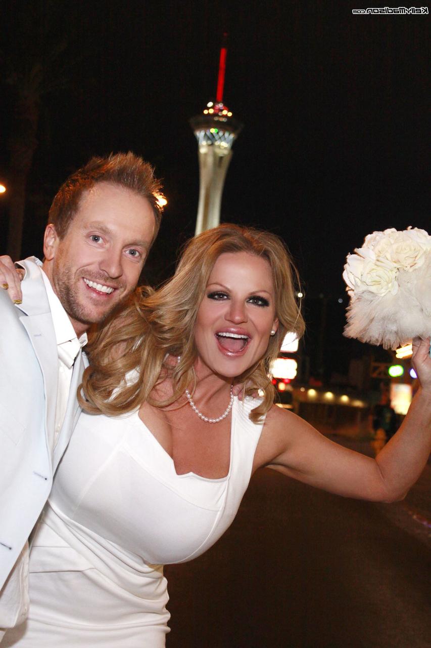 17P La tetona Kelly Madison se masturba con su marido en su noche de bodas