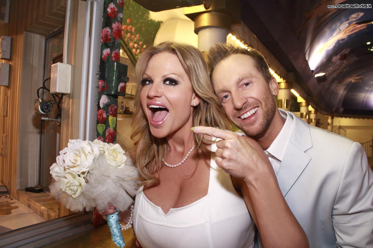 17P La tetona Kelly Madison se masturba con su marido en su noche de bodas