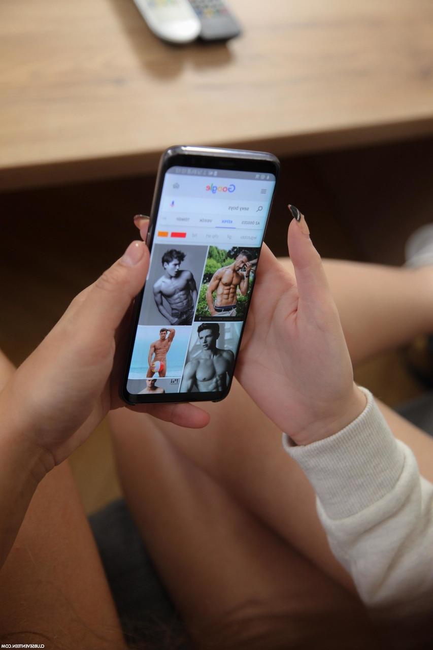 20P Adolescentes lésbicas excitadas Olivia Nice e Rebecca Volpetti tesouras e dedos uma na outra