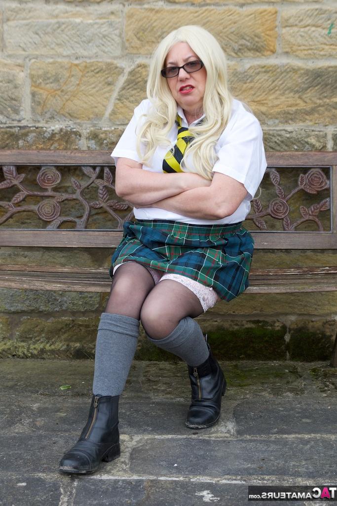 20P La rubia británica Barby Slut se masturba en un banco del jardín vestida de colegiala