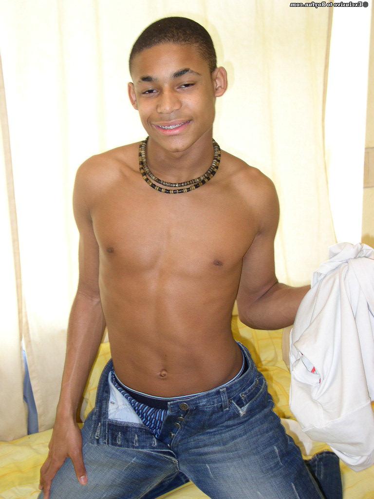 20P El flaco gay negro Andrew muestra su cuerpo y acaricia su polla peluda